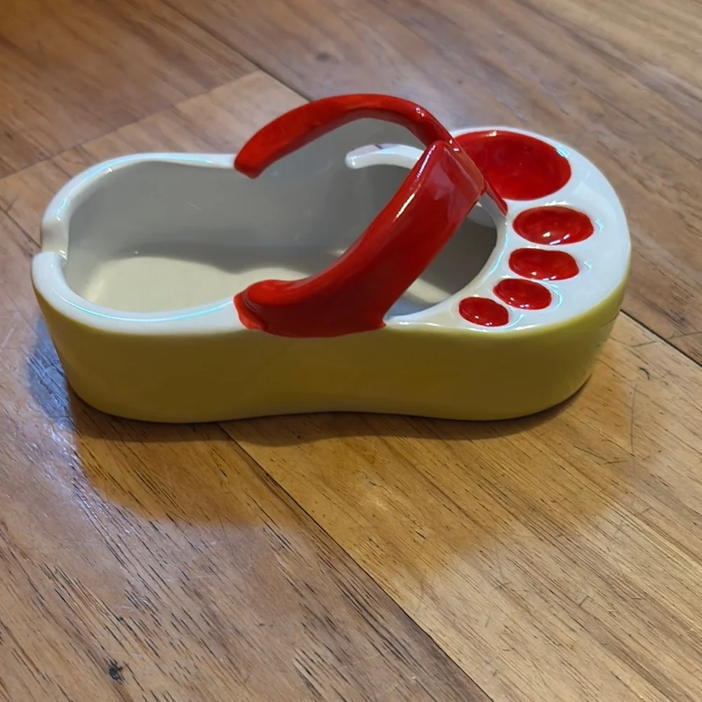 Novelty French fry holder with dipping toes